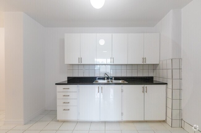 3BR, 2BA - 1150SF - Kitchen - Humber Property Management (2667 & 2677)