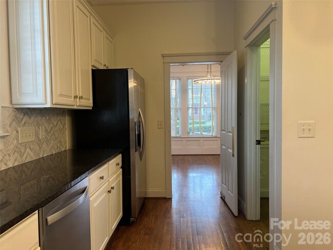 Photo - 711 E 9th St