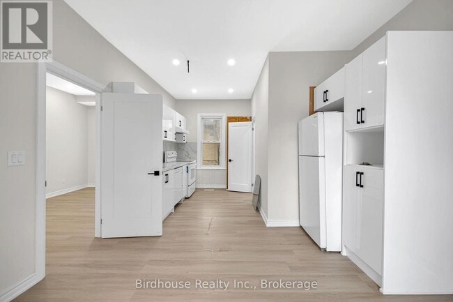 Photo - 108 Lindsay St S