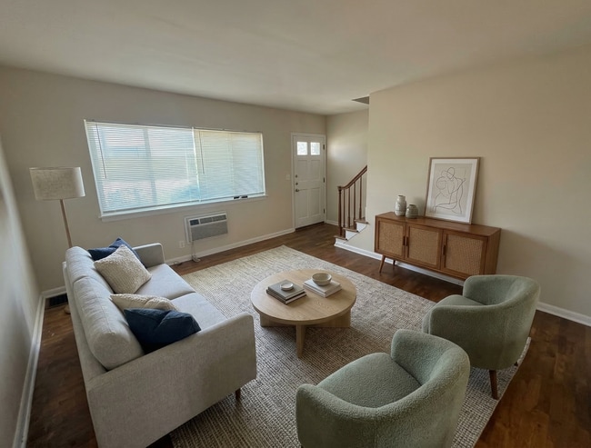 Building Photo - Updated 2-Bedroom Townhouse Near Mott Park