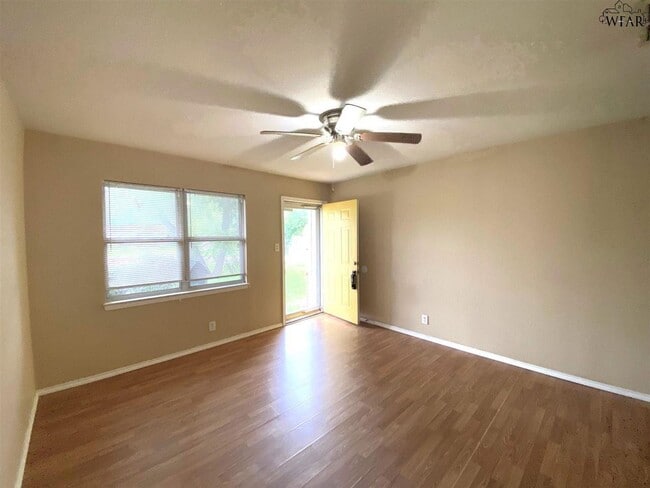 Photo - 1442 Deville St