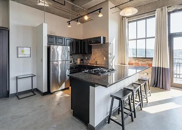 Fully Equipped Kitchen - 1535 Walnut St Unit 604