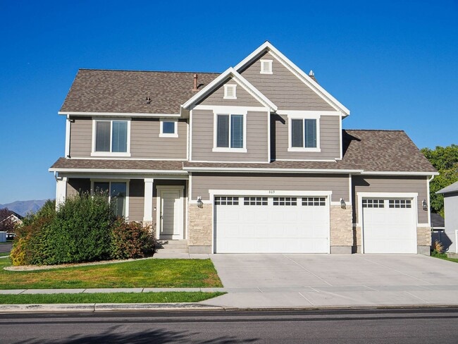 Building Photo - 4-bedroom, 2.5 bathroom Home