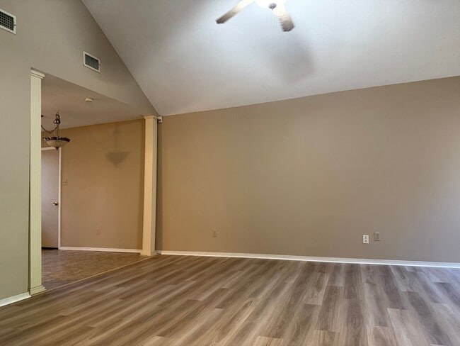 127 Rolling Oaks Dr