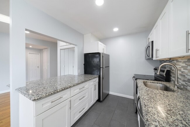 Photo - 6715 Polk St