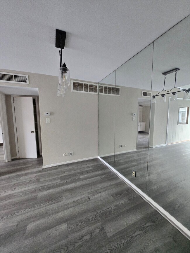 Photo - 9550 Deering Dr Unidad 408