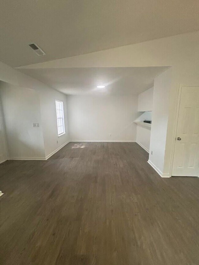 404 B Erskine Street