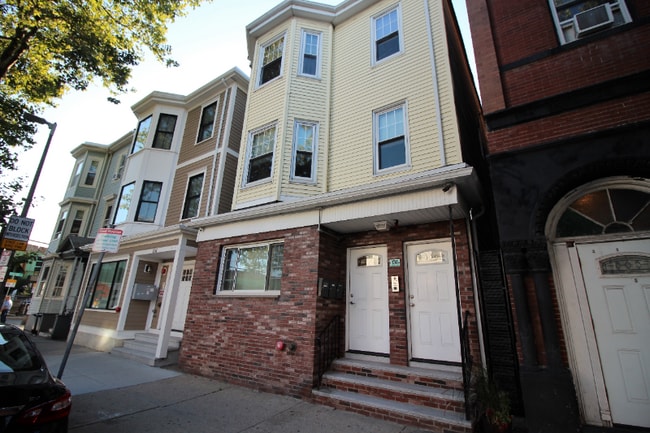 Building Photo - 136 Chelsea St Rental