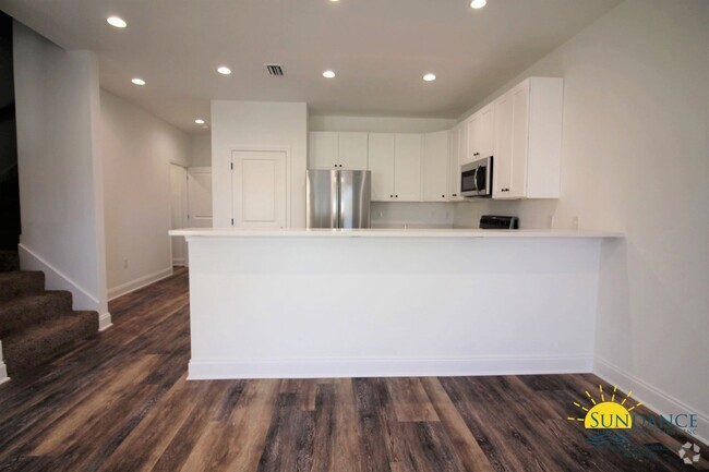 Building Photo - Gorgeous Townhome, near Ferry Park in Fort...