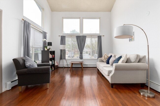 857 S Van Gordon Ct Unidad 3 Bed/2 Bath light condo