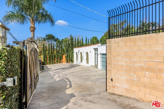 Photo - 3092 Laurel Canyon Blvd