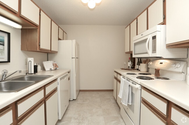2BR, 2BA - 960 SF