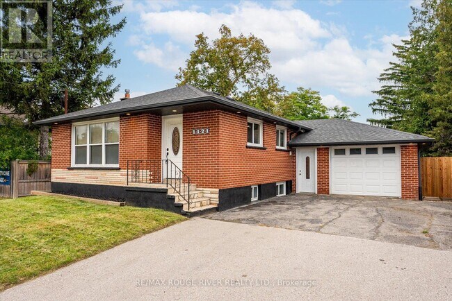 Photo - 1121 Brock St S