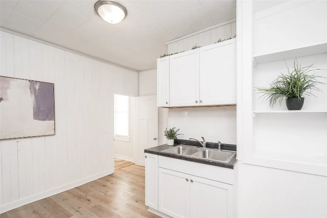 Photo - 1136 E 8th St