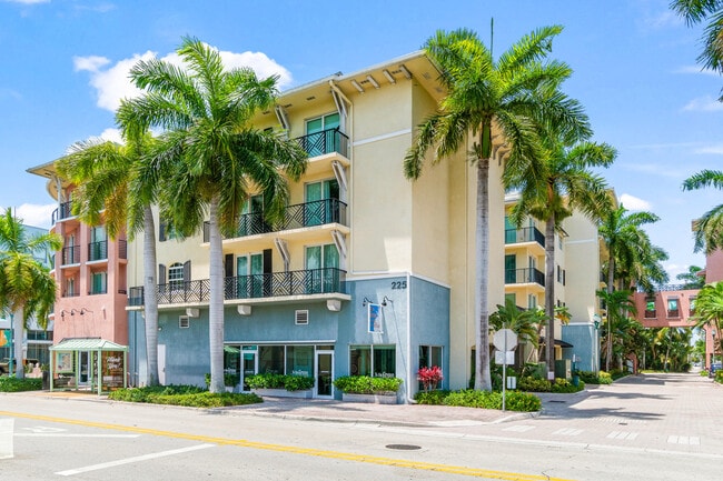 225 NE 1st St Unit 207