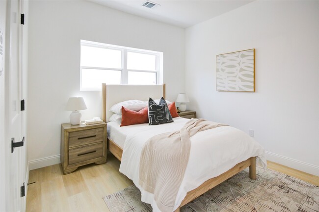 Photo - 1214 W 24th St