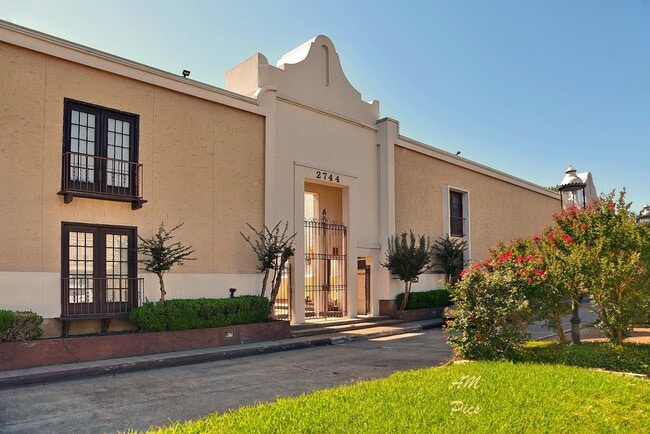 Building Photo - 2744 Briarhurst Dr Unit 31