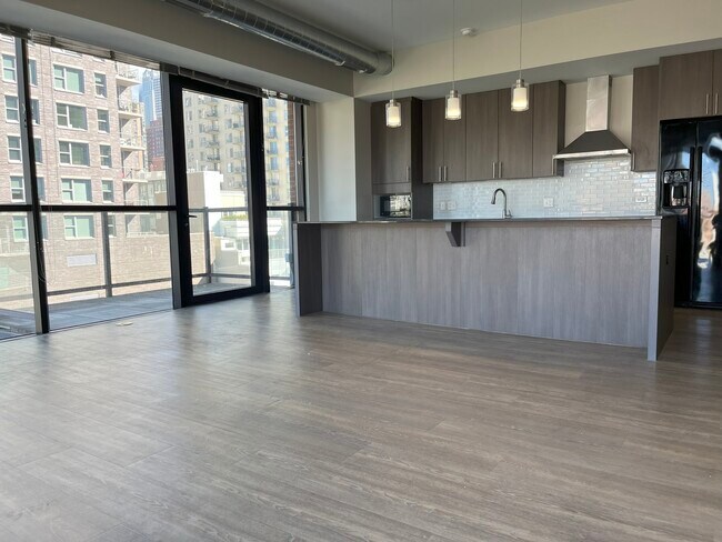 Photo - 211 W Scott St