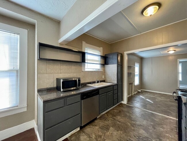 Photo - 725 Highland Dr