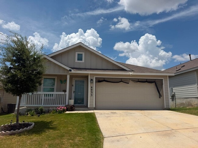 Building Photo - Modern Comfort Meets Convenient Living in San Antonio