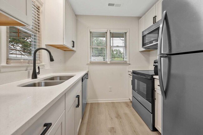 Photo - Fully Renovated Condo in Heart of Raleigh near Rex Hospital & NC State University Unidad 102