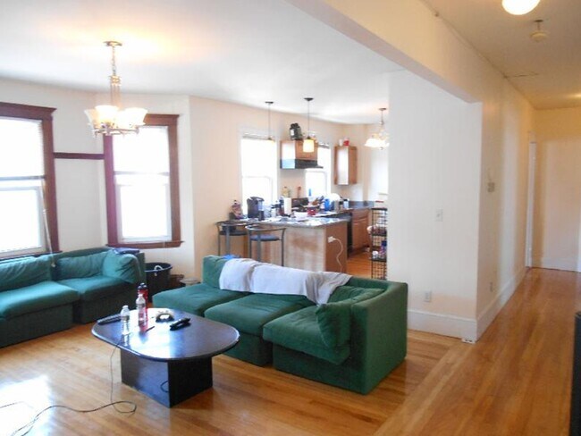 Building Photo - 331 Faneuil St Unit 3 Rental