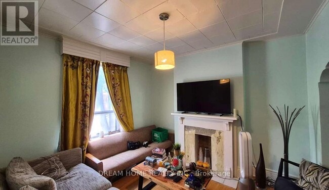 Photo - 364 Harbord St