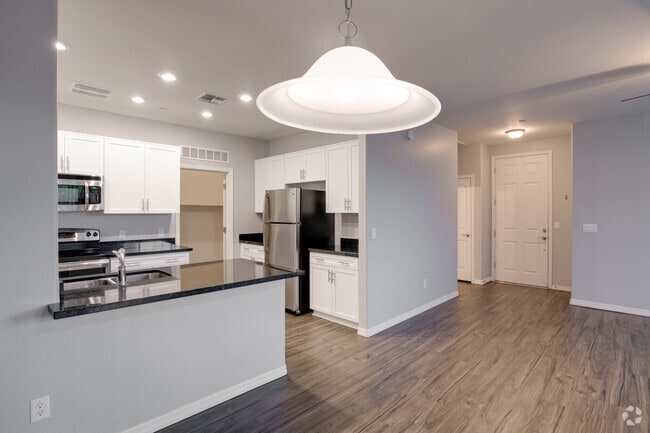 2HAB, 2BA - 1,130 ft² - Santana Ridge Luxury Condominiums