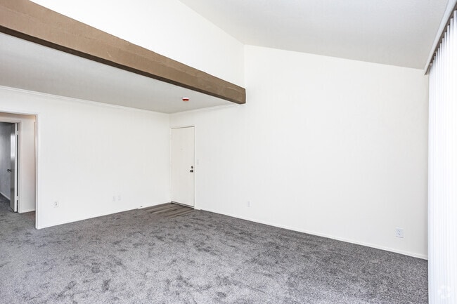 2BR, 2BA - 950SF - Living Room