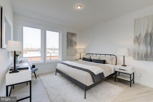 Photo - 1871 Corcoran St NE