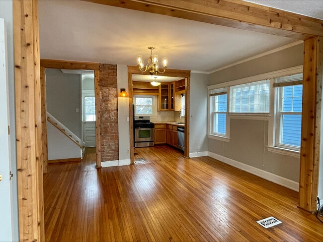 Building Photo - 2345 Grandview Ave Unit #2