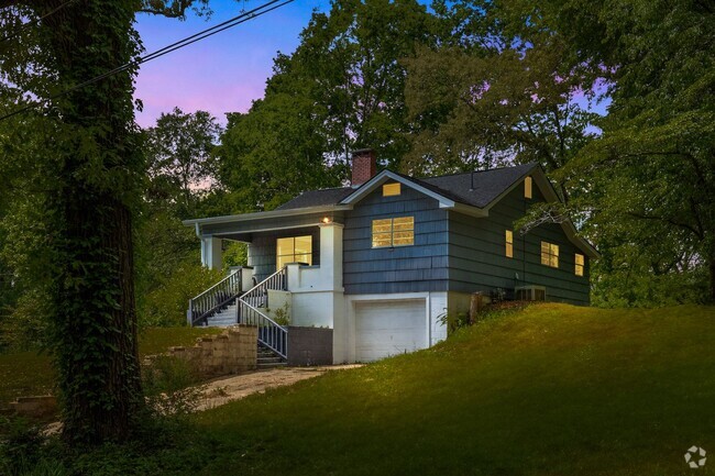 Building Photo - Beautifully Renovated 4 Bedroom 2 Bath Hom... Rental