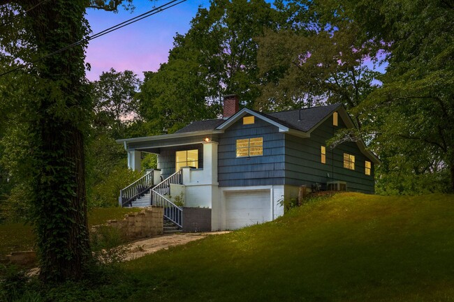 Beautifully Renovated 4 Bedroom 2 Bath Hom... - Beautifully Renovated 4 Bedroom 2 Bath Hom... House