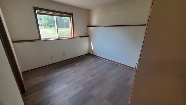 lower bedroom #2 - 719 Crawford Dr