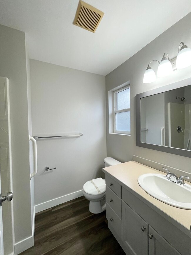 Photo - Kent - Cozy 3 bedroom / 2 bathroom Renovated home