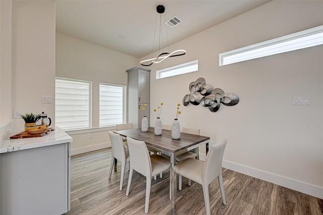 Photo - 2905 Nagle St