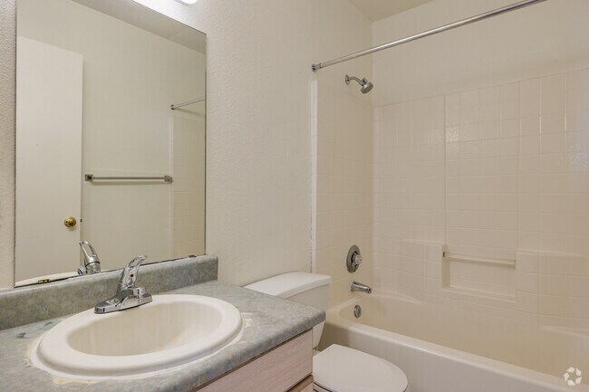 3BR, 2BA - 1,000SF