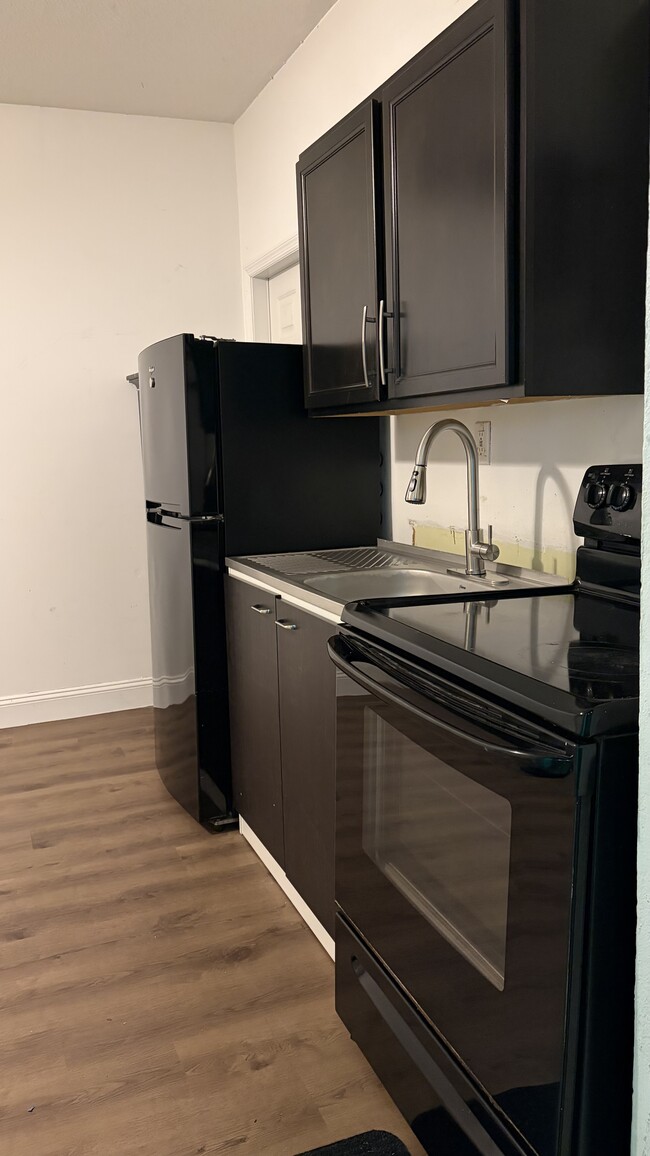 Building Photo - 15483 SW 12th Ter Unit Apto 2