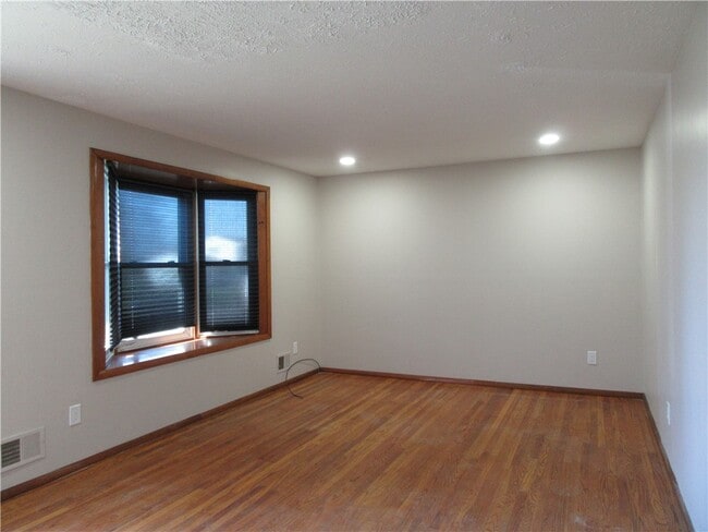 Photo - 212 Vollmer Pkwy