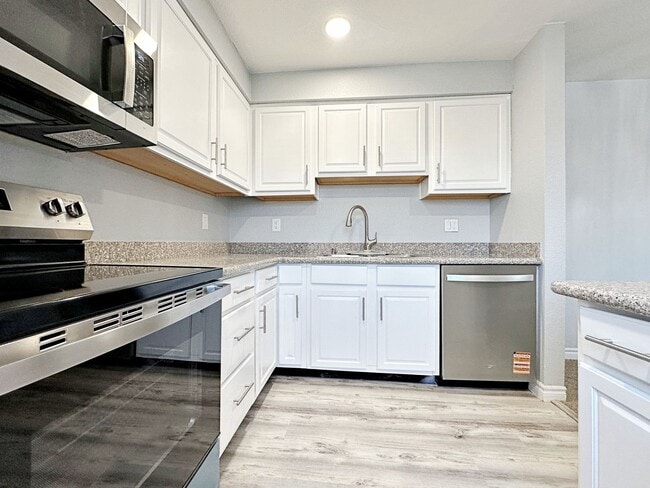Building Photo - 2 BEDROOM 2 BATH FULLY REMODELED CONDO IN ... Unit 400