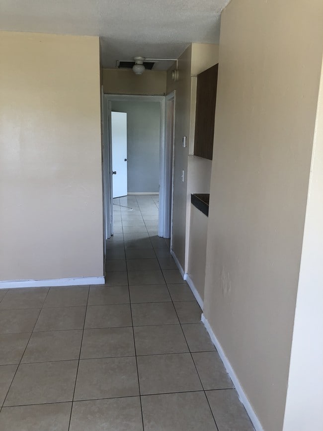 Pasillo que conduce a las habitaciones - 805 Foresteria Dr Unidad B