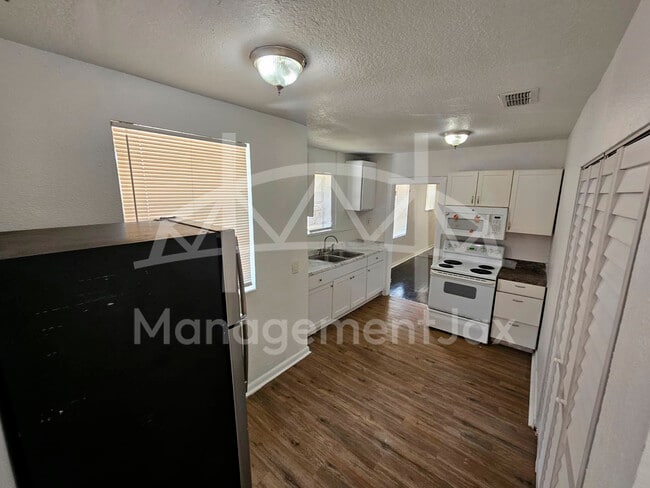 Photo - 1664 W 15th St