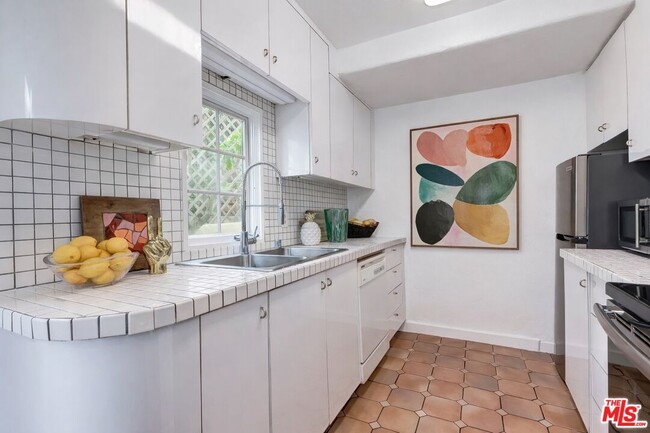 Photo - 2427 N Gower St