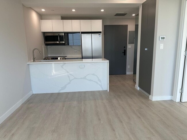 Building Photo - 132-47 Metropolitan Ave Rental