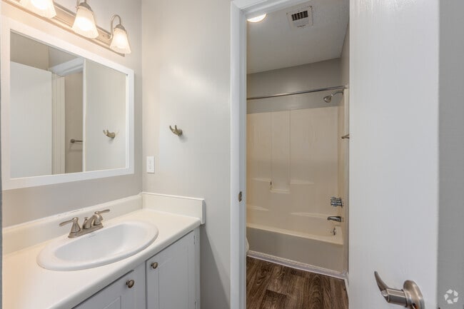 3BR, 2BA - 1,205SF - Primary Bathroom