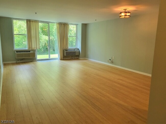 Photo - 300 Main St Unidad 113