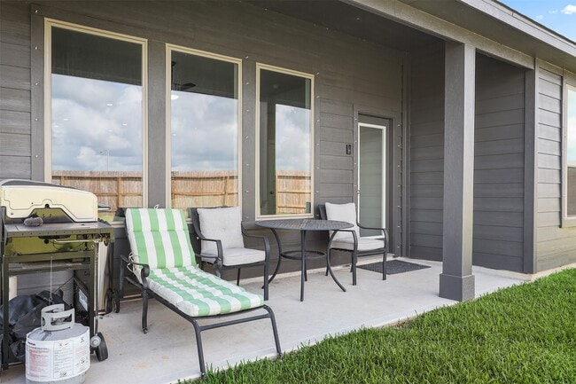 Building Photo - 2423 Seneca Lk Dr