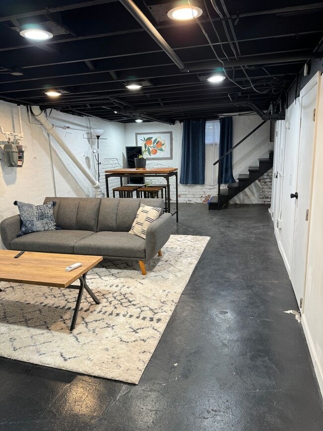 Building Photo - Your home away from home: Discover our ama... Unit 1 - Bed 6