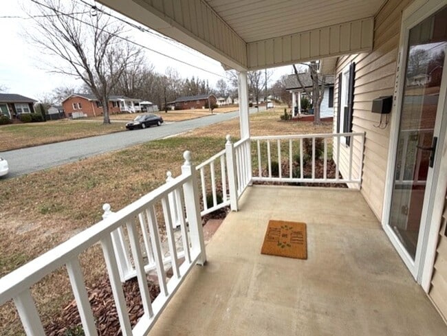 Photo - ~~~ What a gem!!- 2 Bedroom Home w/Great features!~~~