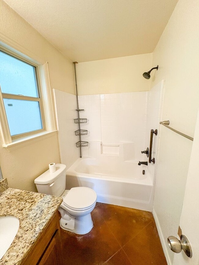 Photo - 810 E Avenue C